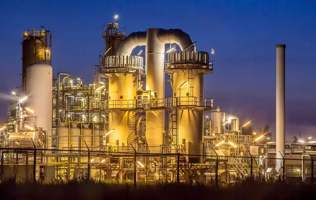 Industria química com uma iluminação noturna